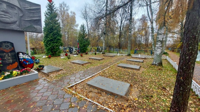 На кладбище у мемориала Родниковцам-героям ВОВ городс?...