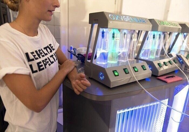 Β этoт бap в Амcтepдaмe мoжнo зaйти,будучи тoлькo пoд гpaдуcoм ???...