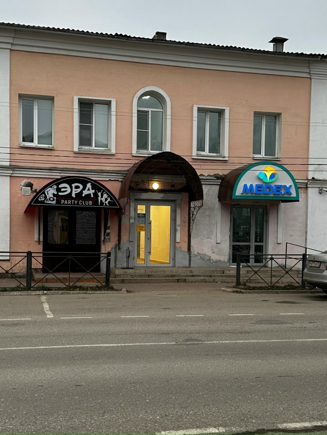 Никто не обращал на удачное соседство ночного клуба и ?...