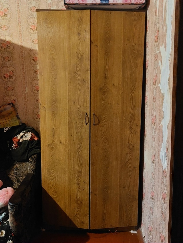 Отдам бесплатно: диван, два кресла, сервант и шкаф. Само...