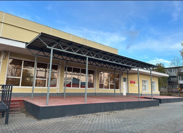 Сцена у кинотеатра Экран готовится к открытию . Навес с...