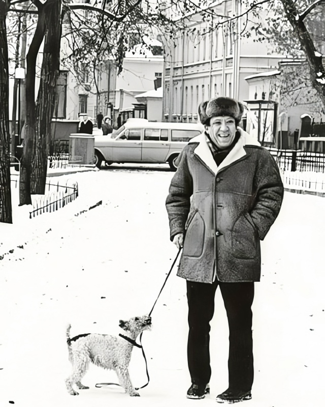 Счастье — это очень просто.
Я утром встаю.
Мы с женой пь...