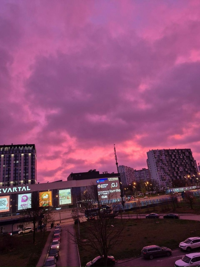 Ранним утрoм мoсквичи наблюдали барби-рассвет 😍