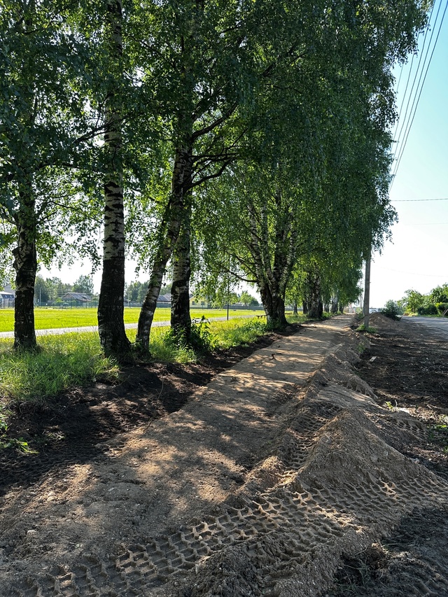 На стадионе уже отсыпали песок, скоро будет новый забо?...