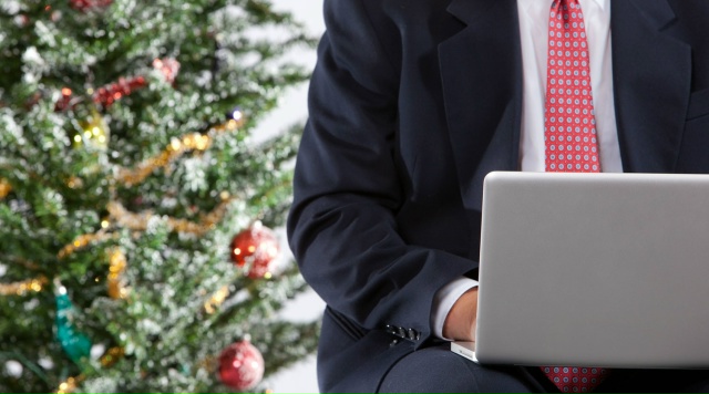 Более трети россиян собираются работать на новогодних...