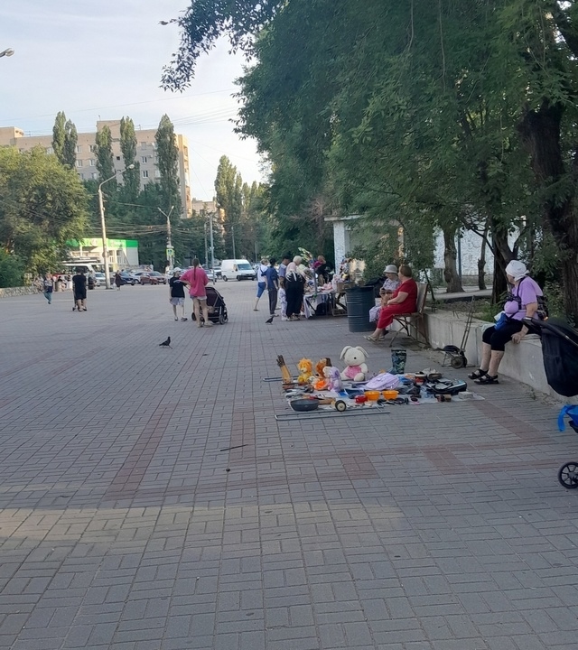 😕 Воронежцы возмущены стихийным блошиным рынком в па?...