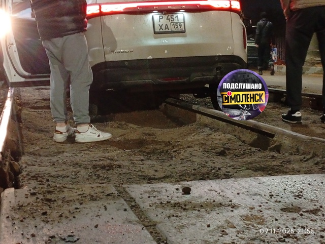 👉В Смоленске легковушка перекрыла движение трамваев,...