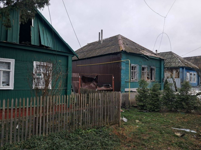 6 домов и 2 автомобиля повреждены во Льгове
БПЛА атаков...