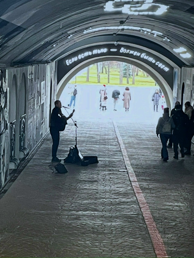 Всем знакомое место в городе, где в любую погоду кипит ?...