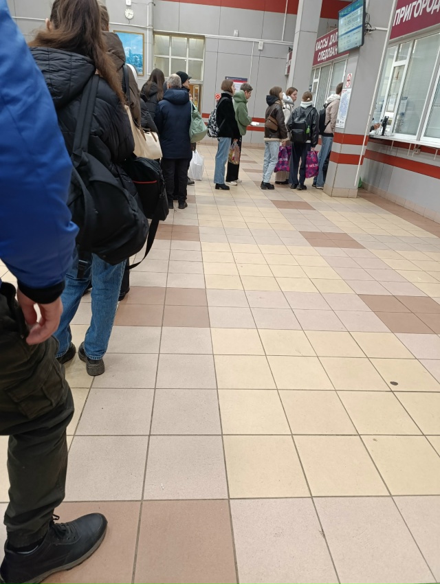 Очередь 30+ человек (там еще сзади люди пришли), работает...