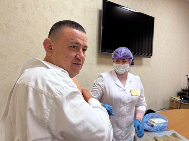 Сотрудники администрации Нефтекамска привились от гр?...