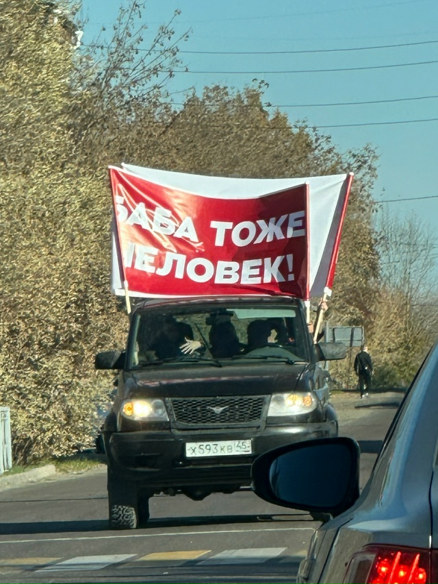 Интересный автомобиль сегодня наблюдал, точнее плакат...