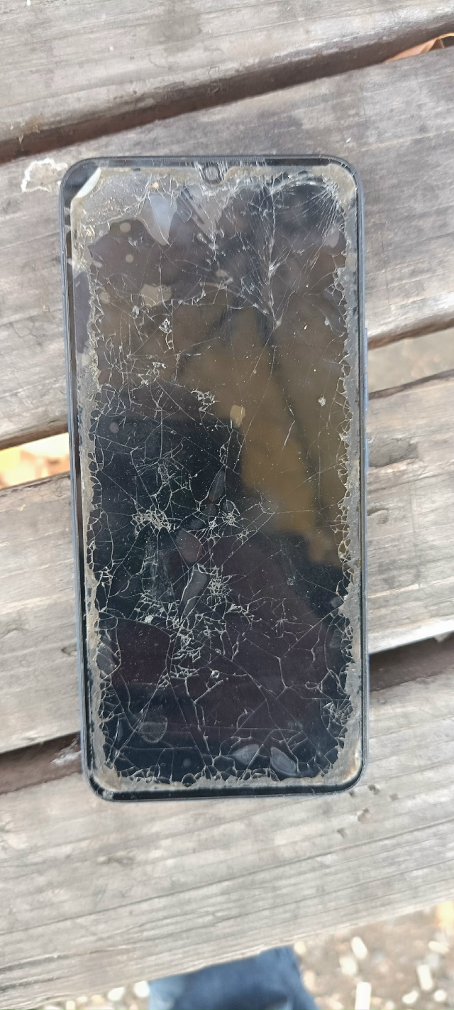 Нашли телефон на набережной. Писать в личку. Админ опуб...