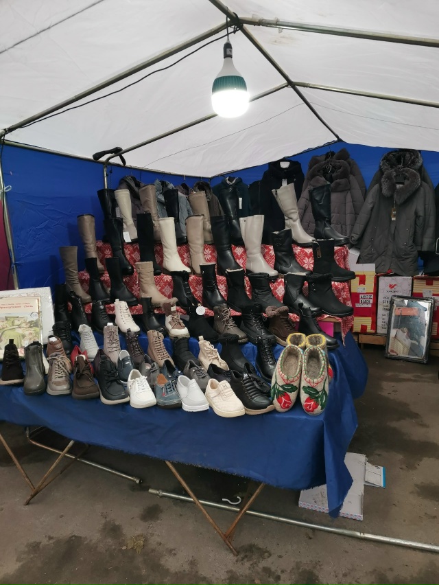 На против центрального входа Октябряского рынка будет...