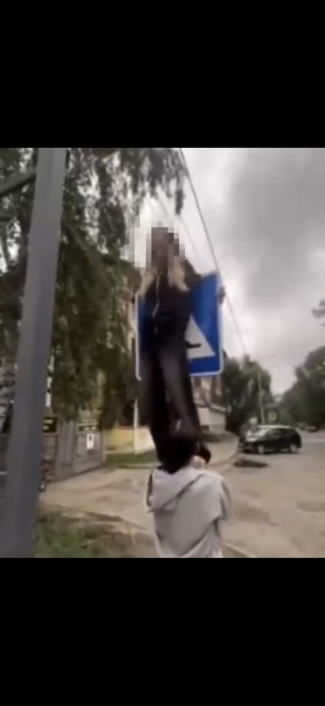 Школьница на Урале попала в больницу, пытаясь повторит...