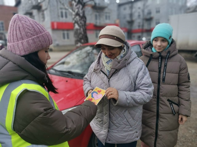 Автоинспекторы и ребята из отрядов ЮИД поздравили све?...