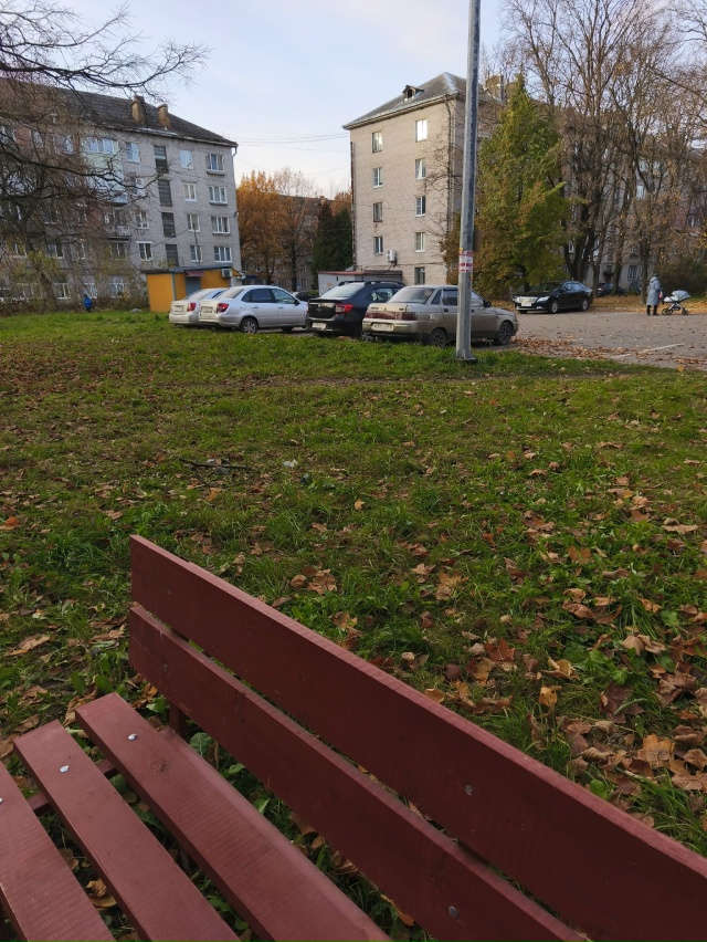 Молодежная 25,к.5
Оставлены кем то наушники на скамейке.