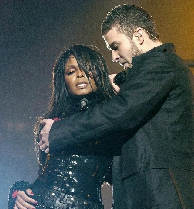 Джастин Тимберлейк срывает с Джанет Джексон бюстье, oб?...