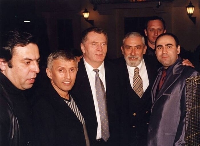 Атмосфера 90-х в фото. Знаменитости, политики и обычные ?...