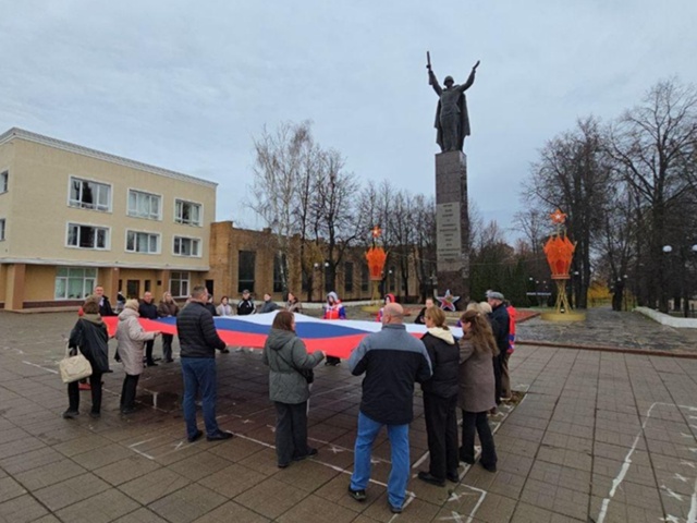 В Можайске развернули 7-метровый флаг России
У памятни...