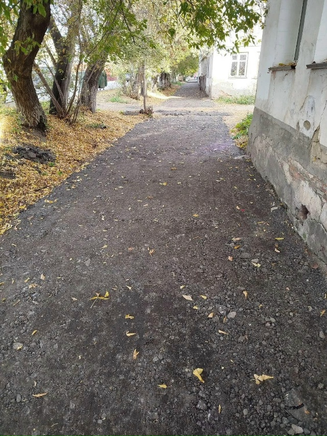 На ул. Ленина асфальт кладут на такую смесь - земля с не?...