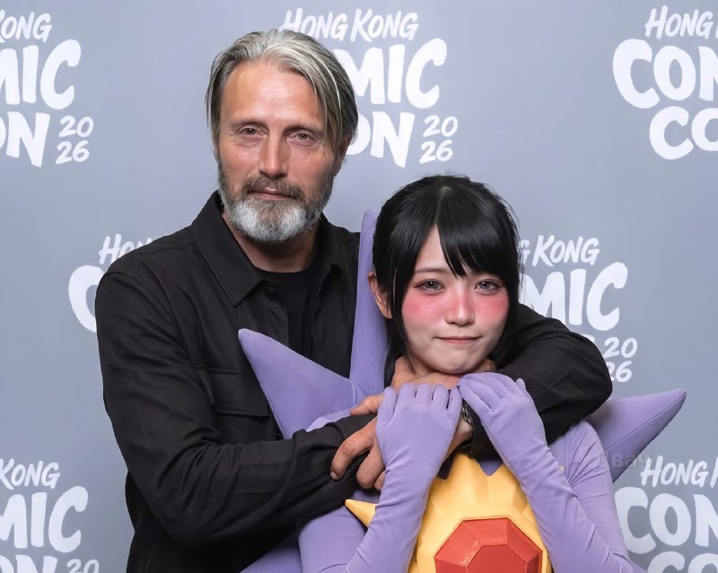 На Comic-Con в Гонконге тянки стояли в длинных очередях ради того, чтобы Мадс Миккельсен их придушил