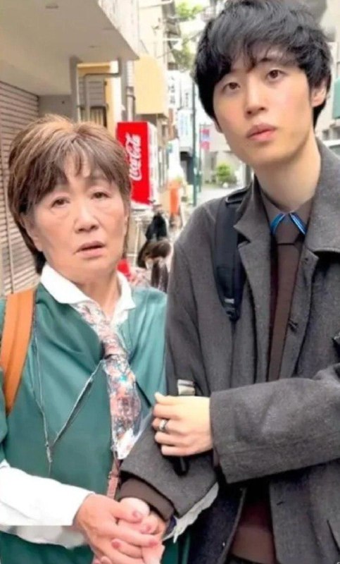 Японский студент встречается с 83-летней бабкой своей одноклассницы. Чел говорит, что это настоящая