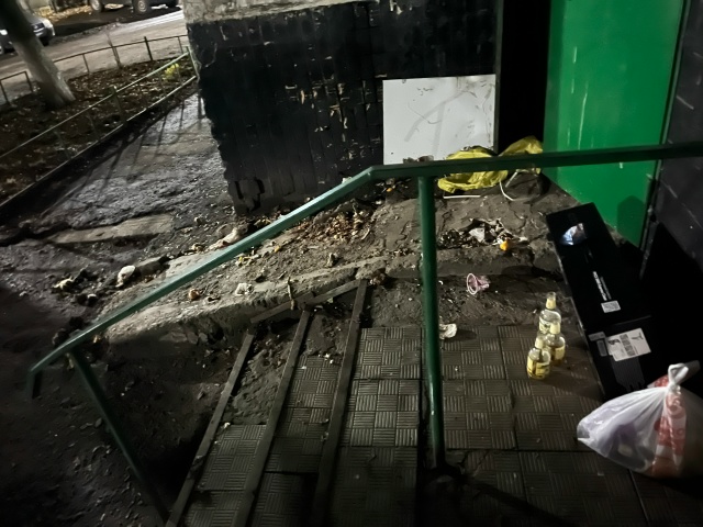 Администрация обратите внимание. Третий день лежит ба?...