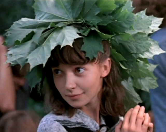 Школьники Роман и Катя тянутся друг к другу со всей без...