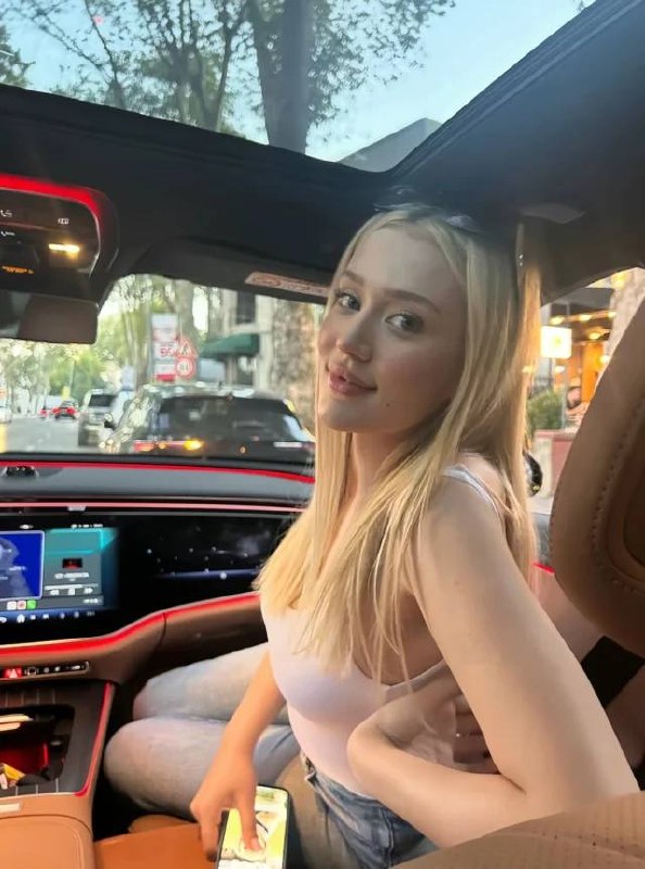 Популярная турецкая тиктокерша сбросилась с моста по неизвестной причине.
21-летняя Кюбра Караасла