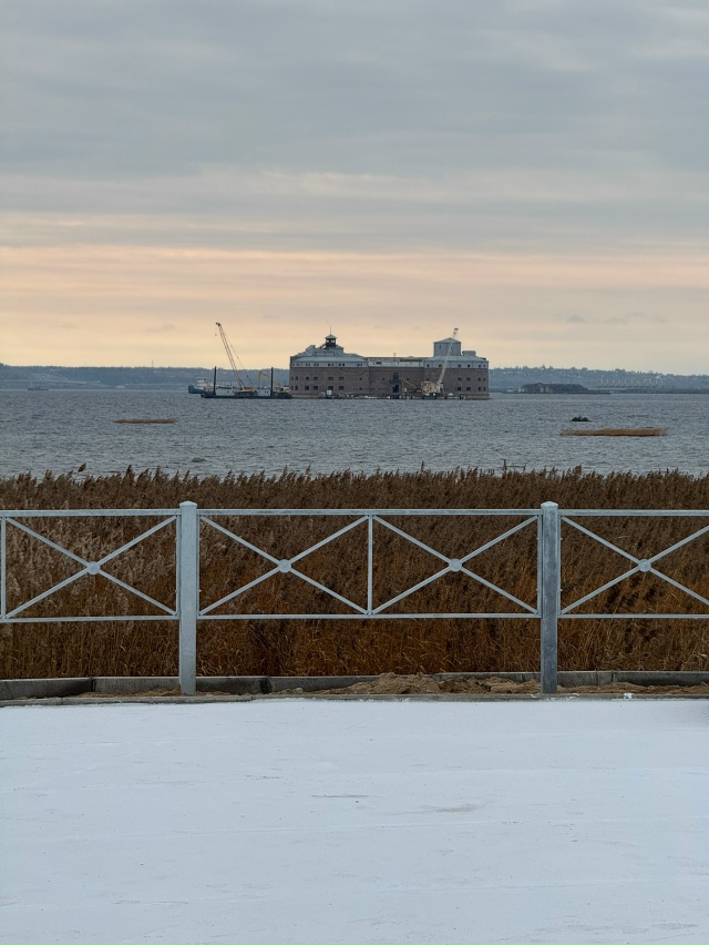 Вопрос, зачем везде в городе ставят эти ужасные, дешевы...