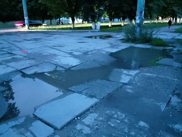 Плитку возле библиотеки перекладывают каждый год, а во...