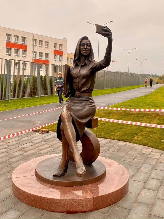 Вот такой памятник учительнице установили в одном из г...