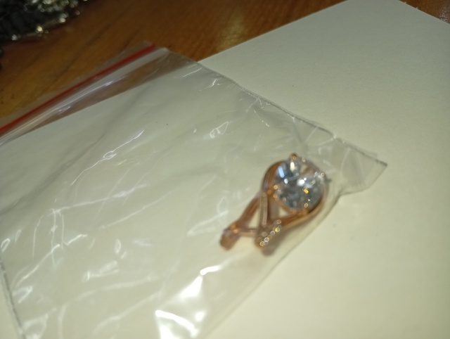 На школьном дворе была найдена сережка! Верну владельц...