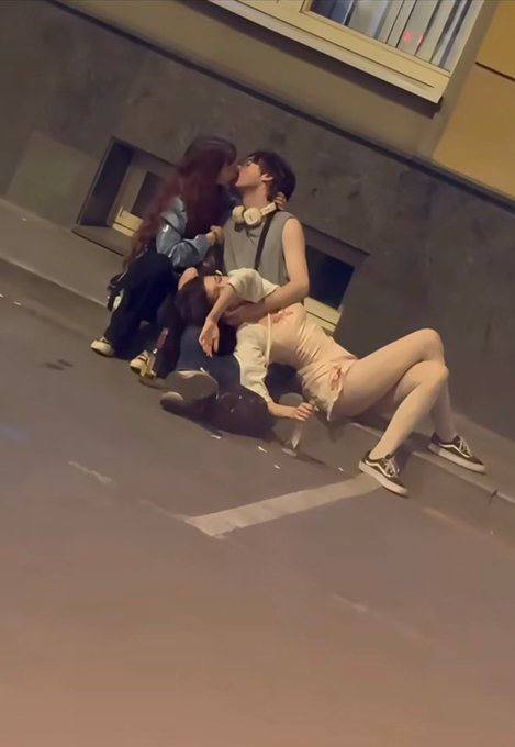 Самое популярное фото дня/недели
В интернете хайпанула фото парочки в японском районе Кубуки-тё пос