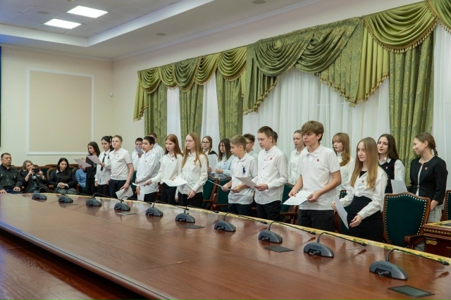 🇷🇺 ШКОЛЬНИКИ ПОЛУЧИЛИ ГЛАВНЫЙ ДОКУМЕНТ ГРАЖДАНИНА Р...