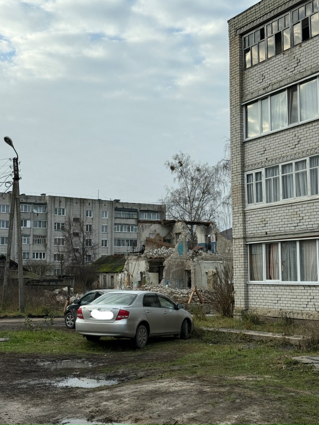 А что за здание тут было, которое сносят? Что то не помн?...