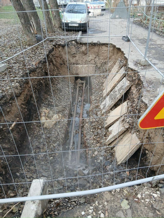 «Ивана Булкина, 80а, во дворе дома с августа разрыли три ...