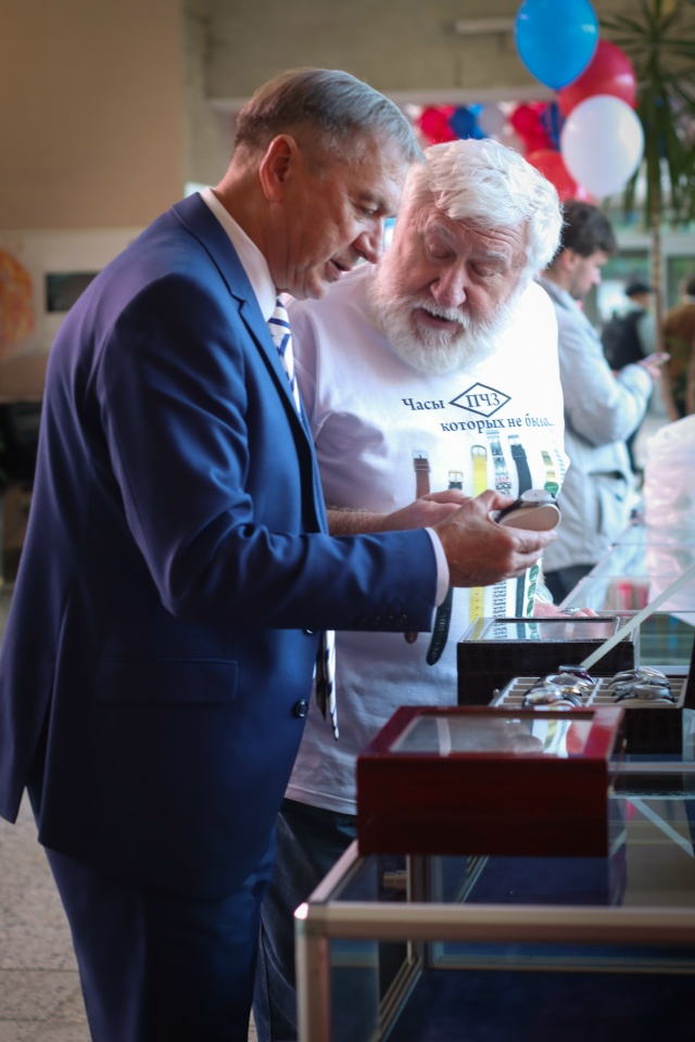 Властелины времени
По семейному тепло и душевно, про?...