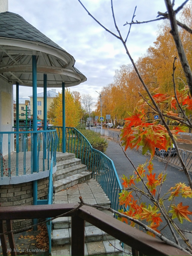 Детская площадка в октябре:
Горки ждут детей, тишина....