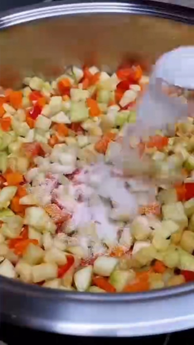 Самый идеальный рецепт кабачковой икры - обжарил и в ба...