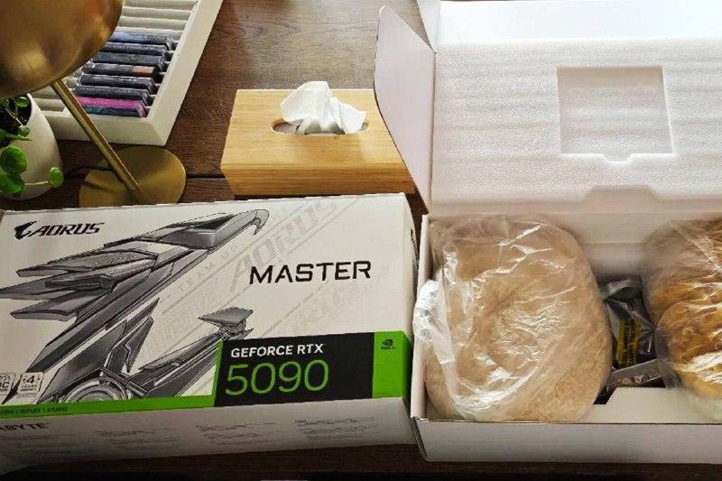 Чел заказал себе RTX 5090 через Amazon, мечтая о топовой видеокарте, а получил… рис, макароны и древ