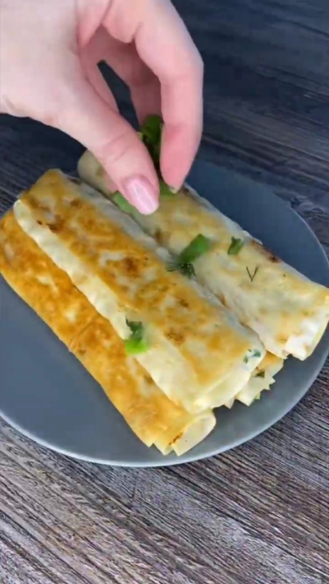 С этими быстрыми и вкусными рулетиками из лаваша справ...
