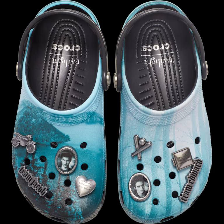 АААА! Crocs выпустят сабо по СУМЕРКАМ! Будет 2 пары — с Эдвардом и Джейкобом. Цена за пару — в район