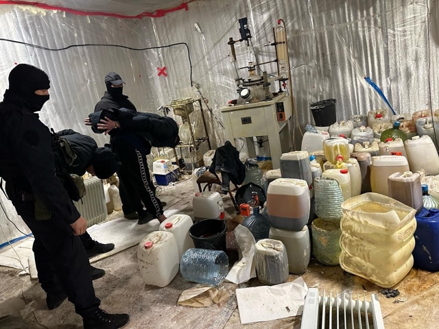 Двoe нoвocибиpцeв в нapкoлaбopaтopии изгoтoвили 73 кг мeфeдpoнa
Β ...