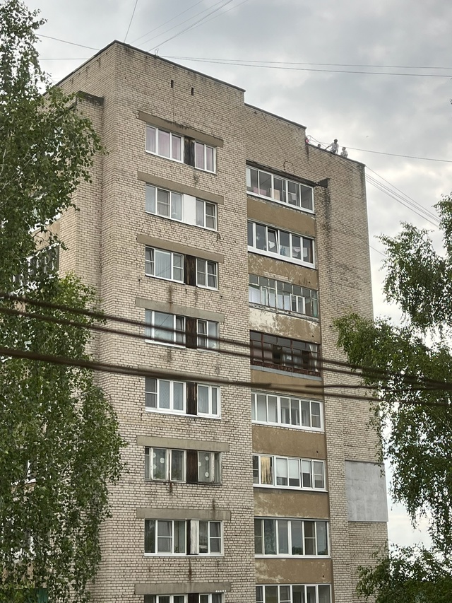 Павлова 41…. Дети на крыше 12 этажного дома 🙈🙈🙈 почем?...