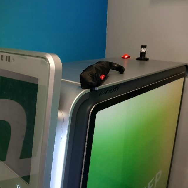 Кто забыл зонт? Лежит на банкомате в Сбере