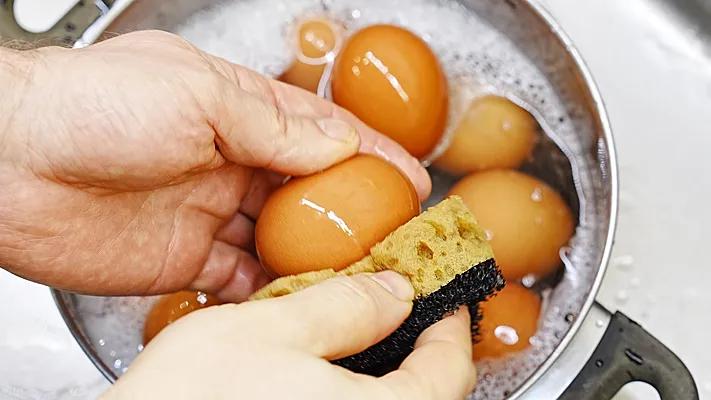 Немытые яйца опасны для здоровья, предупредили в Роскачестве.
При разбивании грязь со скорлупы мож