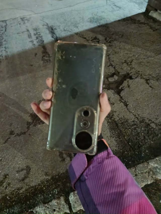 Нашли телефон в морквашах ближе к магниту. Отдали в каф...