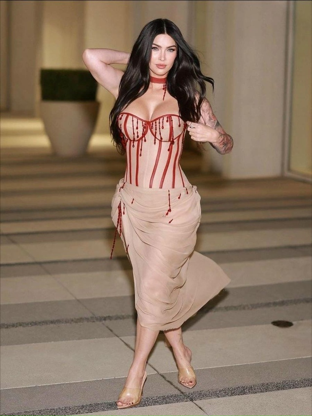 Меган Фокс впервые появилась на публике после рождени?...